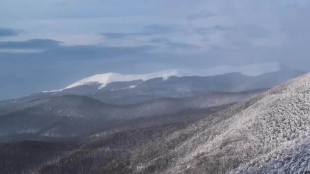 Soğuk Kış Sabahında Balkan Dağları Nın Karla Kaplı Yamaçlarında Hızla — Stok video