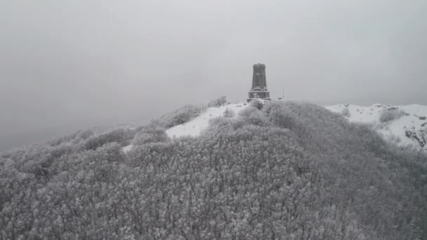 Drone Vlucht Rond Het Shipka National Monument Liberty Monument Besneeuwde — Stockvideo