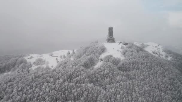 Drone Flygning Runt Shipka National Monument Liberty Monument Och Snötäckta — Stockvideo
