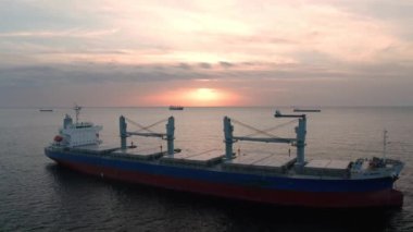 Güneş doğarken, Karadeniz ve Bulgaristan 'da konteyner gemilerinin etrafında bir insansız hava aracı uçuşu