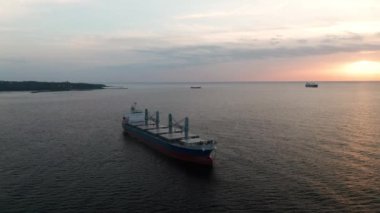 Güneş doğarken, Karadeniz ve Bulgaristan 'da konteyner gemilerinin etrafında bir insansız hava aracı uçuşu
