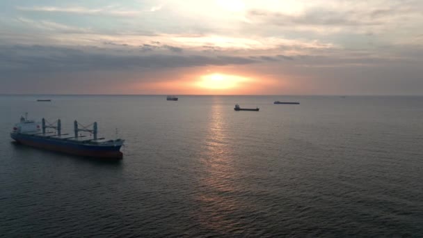 Vuelo Aviones Tripulados Alrededor Buques Portacontenedores Mar Amanecer Mar Negro — Vídeos de Stock