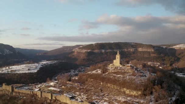 Vídeo Aéreo Alrededor Tsarevets Hill Con Iglesia Patriarcal Parte Ciudad — Vídeos de Stock
