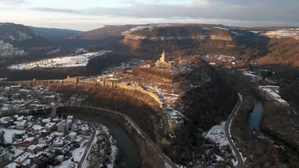 Vídeo Aéreo Alrededor Tsarevets Hill Con Iglesia Patriarcal Parte Ciudad — Vídeos de Stock