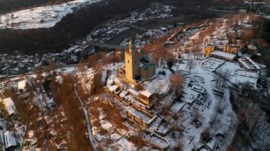 Patrikhane Kilisesi ve Bulgaristan 'ın Yantra nehri kıyısındaki Veliko Tarnovo kasabasının bir kısmıyla Çarevets Tepesi' nin etrafındaki hava görüntüleri