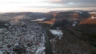 Patrikhane Kilisesi ve Bulgaristan 'ın Yantra nehri kıyısındaki Veliko Tarnovo kasabasının bir kısmıyla Çarevets Tepesi' nin etrafındaki hava görüntüleri