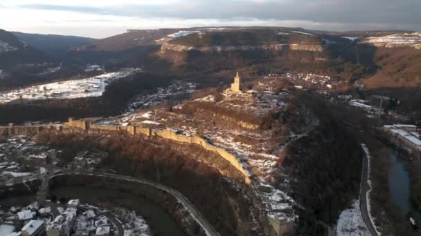 タレベツ丘周辺の空中ビデオと総主教教会 ブルガリアのヤントラ川のヴェリコ タルノヴォ町の一部 — ストック動画