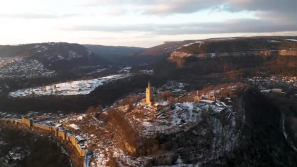 Vídeo Aéreo Torno Tsarevets Hill Com Igreja Patriarcal Parte Cidade — Vídeo de Stock