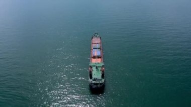 Denize, Karadeniz ve Bulgaristan 'a giden boş bir konteyner gemisinin üzerinden insansız hava aracı uçuşu