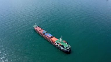 Denize, Karadeniz ve Bulgaristan 'a giden boş bir konteyner gemisinin üzerinden insansız hava aracı uçuşu