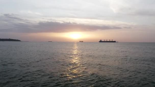Беспилотник Вокруг Контейнерных Судов Море Восходе Солнца Черное Море Болгария — стоковое видео
