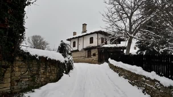 Video Rustige Winterochtend Met Sneeuw Oude Mooie Huizen Het Heropleving — Stockvideo