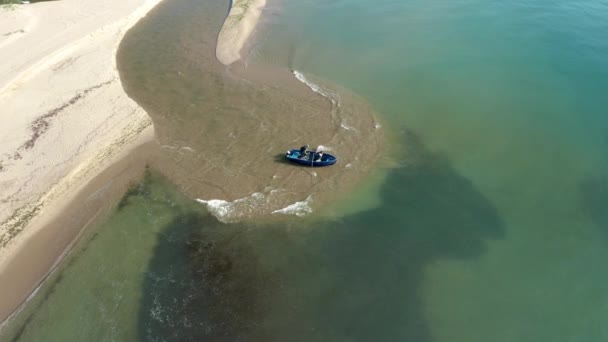Varna Bulgaria 2020 모터보트를 어부들 날면서 불가리아의 강하구를 바다로 들어가는 — 비디오