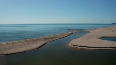 VARNA, BULGARIA - 24 Mayıs 2020: Bulgaristan 'ın Karadeniz kıyısındaki Kamchia Nehri ağzından denize giren bir motorlu tekne ile balıkçıların üzerinde insansız hava aracı uçuşu