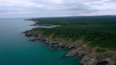 Bulgaristan 'ın Karadeniz güney kıyısında küçük vahşi plajları ve yeşil ormanları olan pitoresk kayalık bir sahil şeridinin üzerindeki insansız hava aracı uçuşu