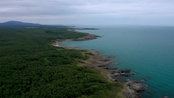 Drone Volo Sopra Una Pittoresca Costa Rocciosa Con Piccole Spiagge — Video Stock
