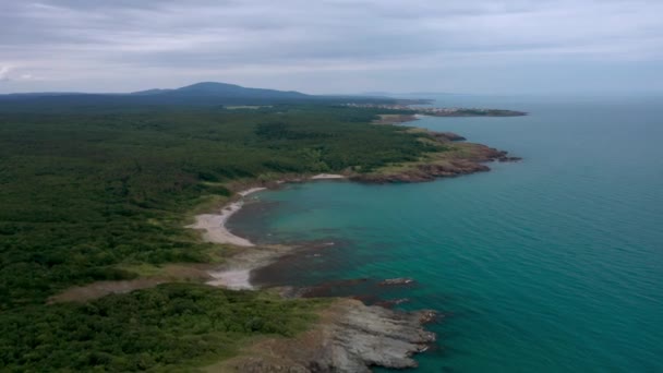 Lot Dronem Nad Malowniczym Skalistym Wybrzeżem Małymi Dzikimi Plażami Zielonymi — Wideo stockowe