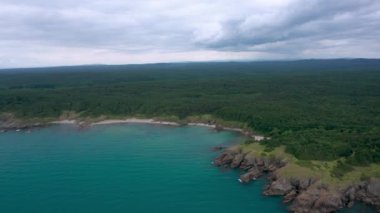 Bulgaristan 'ın Karadeniz güney kıyısında küçük vahşi plajları ve yeşil ormanları olan pitoresk kayalık bir sahil şeridinin üzerindeki insansız hava aracı uçuşu