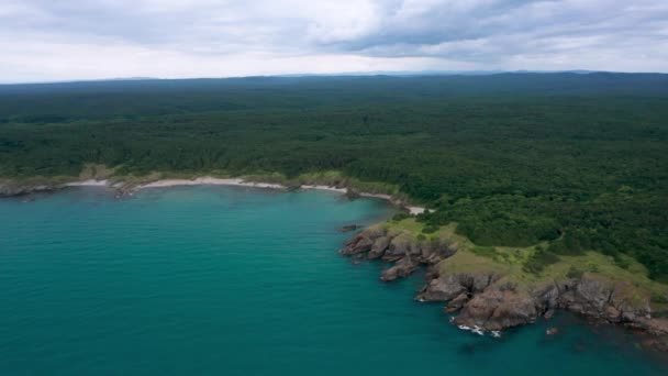 Vol Drone Dessus Une Côte Rocheuse Pittoresque Avec Petites Plages — Video