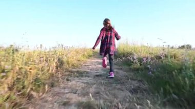 Arka planda deniz kenarında koşan bir kızın videosu var.