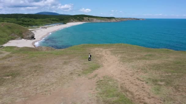 Lot Dronem Nad Kobietą Plecakiem Spacerującą Zielonym Malowniczym Wybrzeżu Południowym — Wideo stockowe
