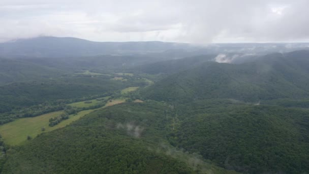 Drone Flygning Över Gröna Bergssluttningar Med Krypande Våren Dimmor Ovanför — Stockvideo