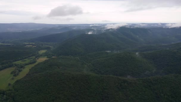 保加利亚Strandzha山 无人驾驶飞机在绿山山坡上飞行 上面笼罩着春天的薄雾 — 图库视频影像