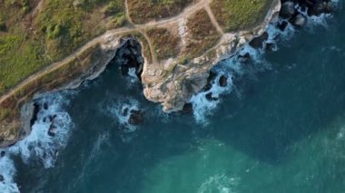 Resimli kayalık kıyı şeridine tepeden bakan panoramik video, Karadeniz kıyısı, Bulgaristan