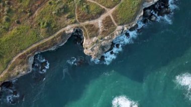 Resimli kayalık kıyı şeridine tepeden bakan panoramik video, Karadeniz kıyısı, Bulgaristan