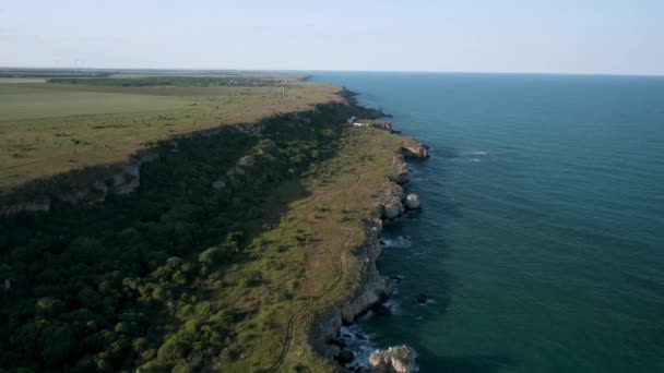 Vídeo Panorâmico Pitoresca Costa Rochosa Com Campos Verdes Árvores Primavera — Vídeo de Stock