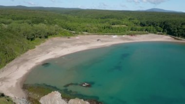 Bulgaristan 'ın Karadeniz güney kıyısında vahşi plajları ve kalın yeşil ormanları olan kayalık bir sahil şeridinin üzerindeki insansız hava aracı uçuşu. İlkbaharın sonunda popüler Silistar plajı.