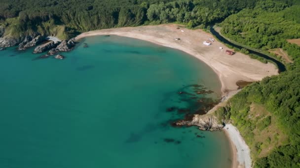 在保加利亚的黑海南部海岸 无人机在风景如画的岩石海岸上空飞行 海岸上有野生海滩和茂密的绿色森林 春天结束时流行的Silistar海滩 — 图库视频影像