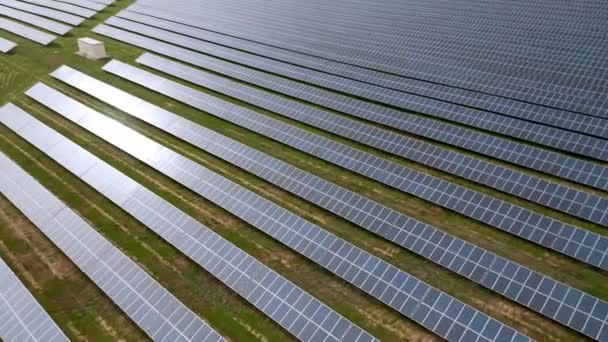 Luchtopname Van Zonnepanelen Een Zonne Energieopwekkingsboerderij Zonnige Dag Fotovoltaïsche Modules — Stockvideo