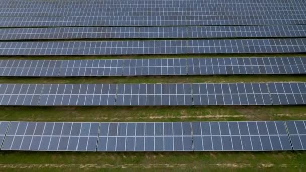 Vista Aérea Paneles Solares Una Granja Generación Energía Solar Día — Vídeo de stock