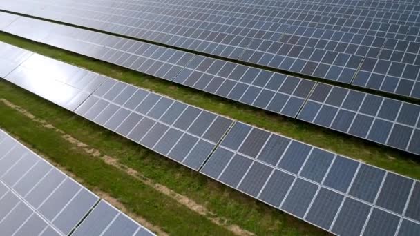 Luftaufnahme Von Sonnenkollektoren Auf Einem Solarenergieerzeugungsbetrieb Bei Sonnigem Wetter Photovoltaik — Stockvideo