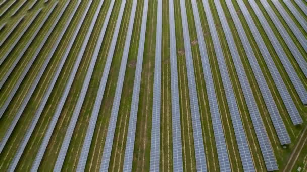 Luftaufnahme Von Sonnenkollektoren Auf Einem Solarenergieerzeugungsbetrieb Bei Sonnigem Wetter Photovoltaik — Stockvideo