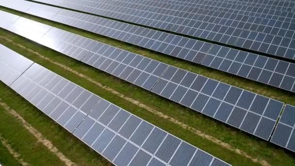Luftaufnahme Von Sonnenkollektoren Auf Einem Solarenergieerzeugungsbetrieb Bei Sonnigem Wetter Photovoltaik — Stockvideo
