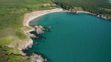 Bulgaristan 'ın Karadeniz güney kıyısında vahşi plajları ve kalın yeşil ormanları olan kayalık bir sahil şeridinin üzerindeki insansız hava aracı uçuşu. İlkbaharın sonunda popüler Silistar plajı.
