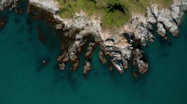 Resimli kayalık kıyı şeridine tepeden bakan panoramik video, Karadeniz kıyısı, Bulgaristan