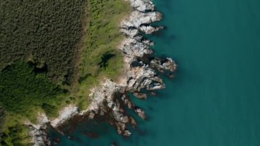 Resimli kayalık kıyı şeridine tepeden bakan panoramik video, Karadeniz kıyısı, Bulgaristan