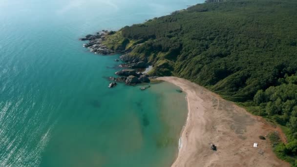 Pesawat Drone Terbang Atas Garis Pantai Yang Indah Dengan Batu — Stok Video