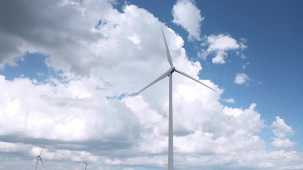 Letecký Létat Kolem Větrné Turbíny Modrém Pozadí Oblohy Zelená Energie — Stock video