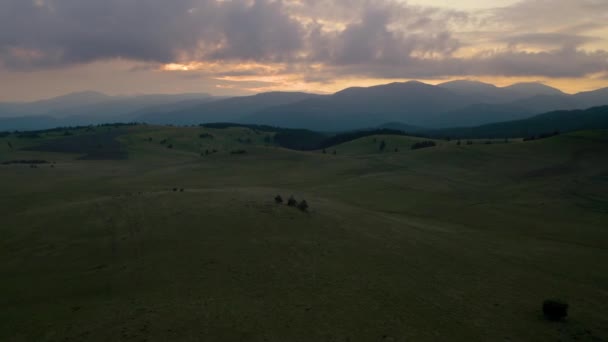 保加利亚的罗得波山脉 黄昏时分 无人机在青山斜坡和草地上飞行 — 图库视频影像