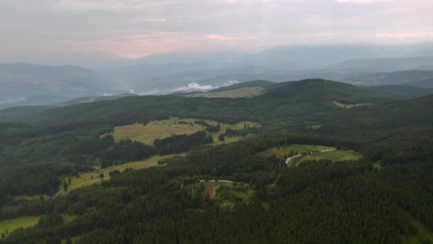 Lot Dronem Nad Zielonymi Zboczami Gór Łąkami Zachodzie Słońca Góry — Wideo stockowe