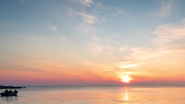 日出时带着一片沙滩的多彩的近景 时间消逝了 戏剧化的日出 柔和的粉色天空和闪耀的波浪 — 图库视频影像