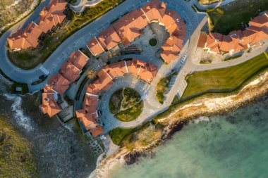 Bulgaristan 'ın Trakya Kayalıkları golf ve sahil beldesinde Karadeniz kıyısındaki kayalık kıyı şeridi yakınlarındaki binaların en üst görüntüsü