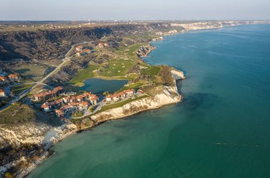 Karadeniz 'in kayalık kıyı şeridi, Trakya Kayalıkları golf ve sahil beldesi, Bulgaristan' ın yeşil tepeleri, golf sahaları ve binalarıyla panoramik manzara