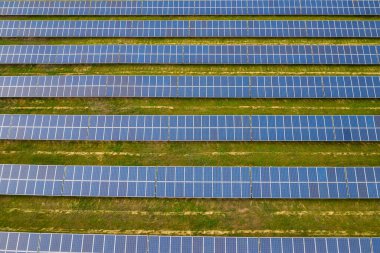 Mavi güneş panelleri olan sanayi manzarası. Yenilenebilir enerji için fotovoltaik modüller. 