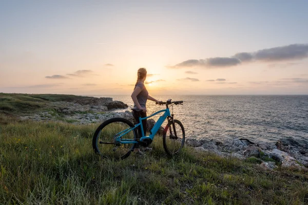 Woman Bike Nature Morning View Woman Electric Bike Enjoys View — Stock Photo, Image