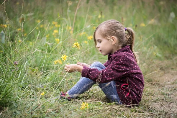 Hermosa Niña Jugando Campo Verde Con Flores Amarillas —  Fotos de Stock